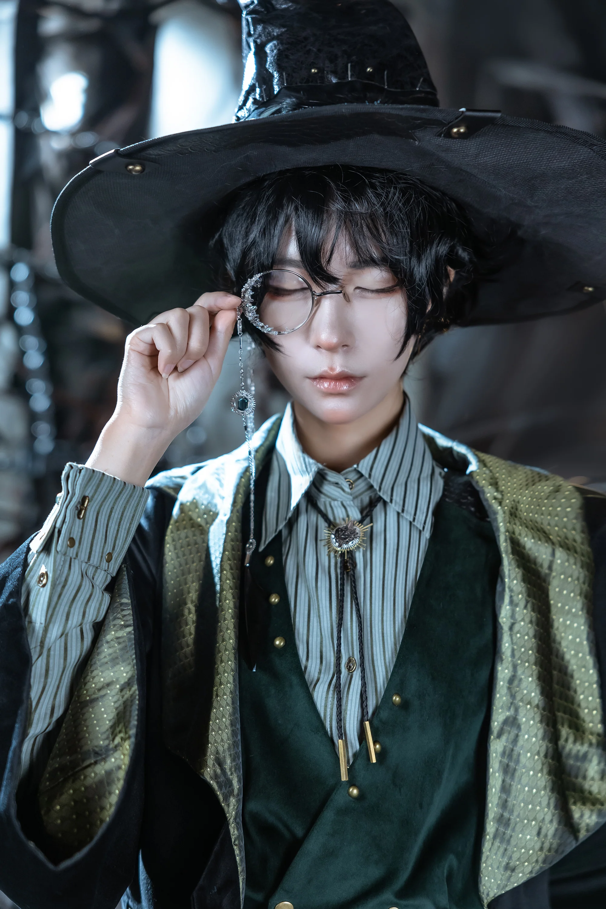 Lord of Mysteries Amon Series Crystal Gilded Monocle with Ornamental Chain - Image 3