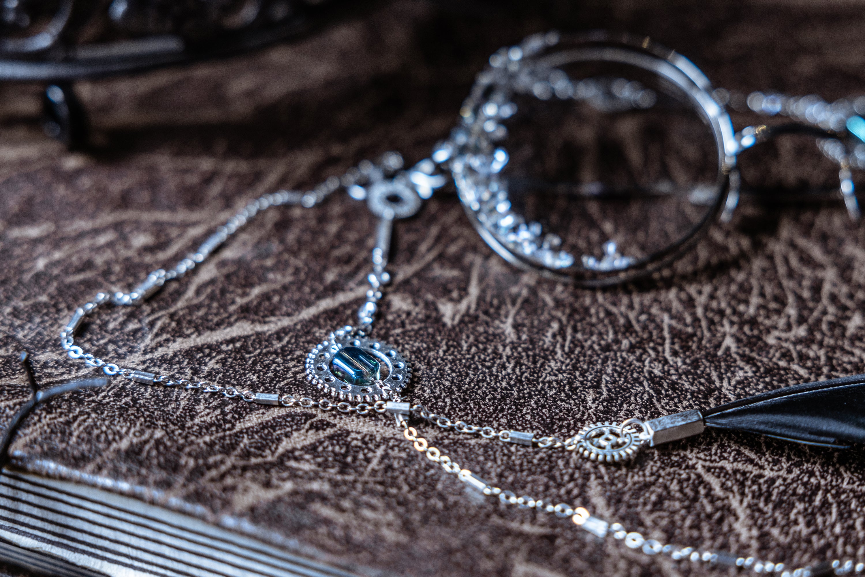 Lord of Mysteries Amon Series Crystal Gilded Monocle with Ornamental Chain - Image 7